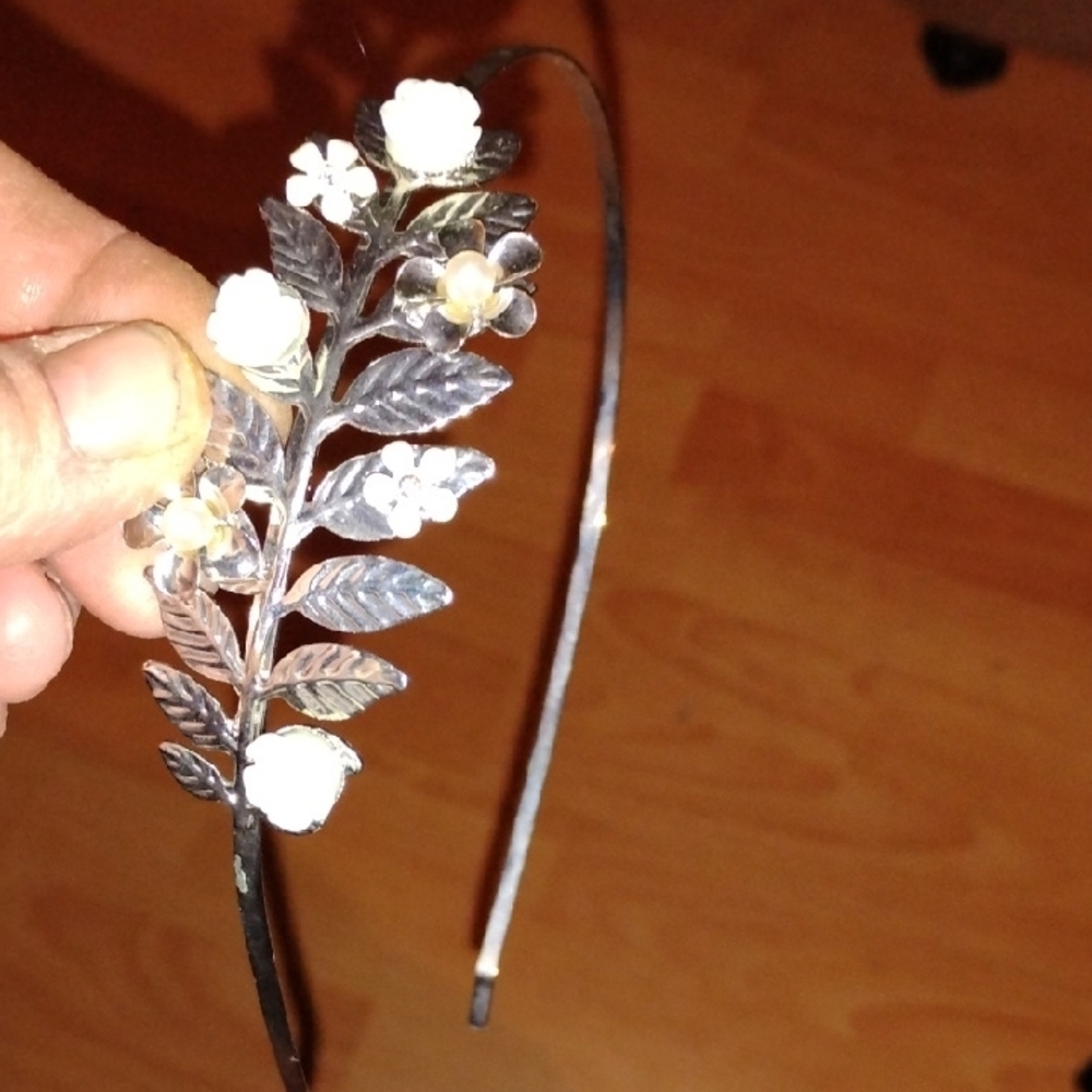 Silver Floral Hair Accessory with Leaf Design
